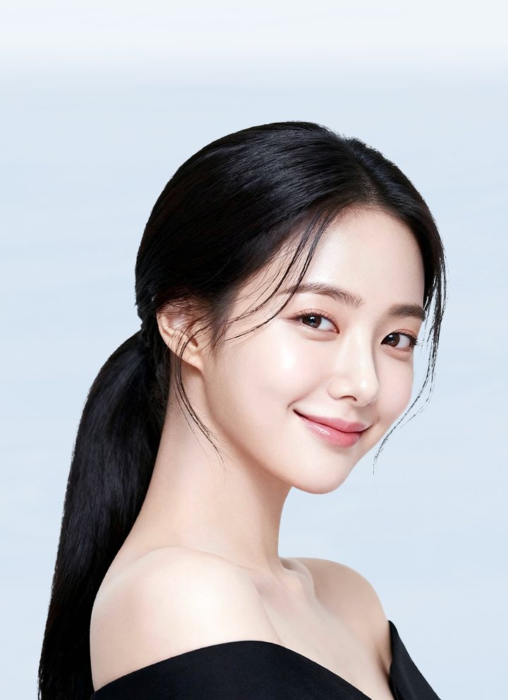 어깨를 드러낸 광고 모델 옆얼굴