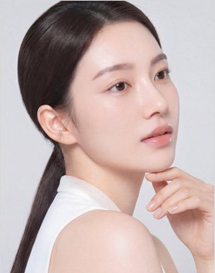 긴 머리를 묶은 여성 광고 모델 옆얼굴